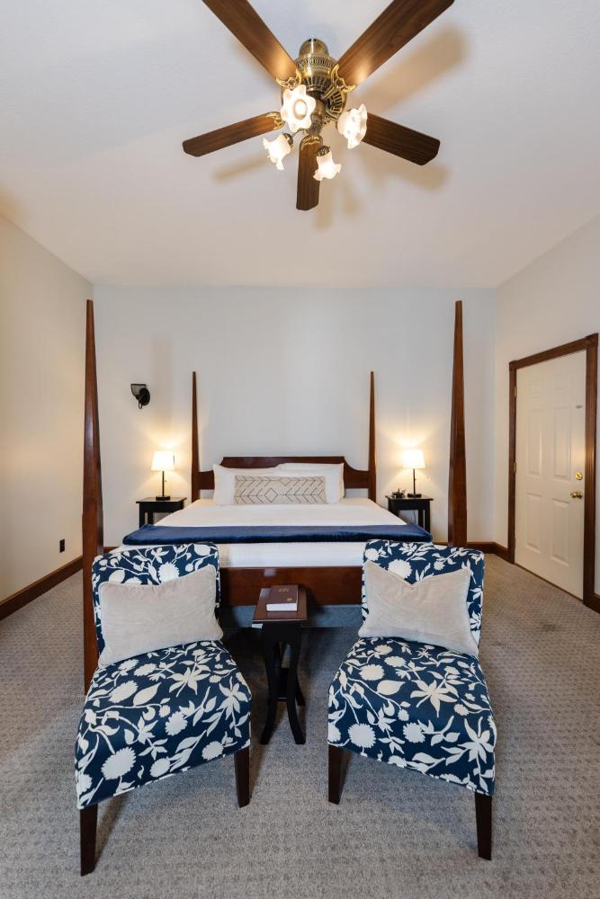 Deluxe King Room interior